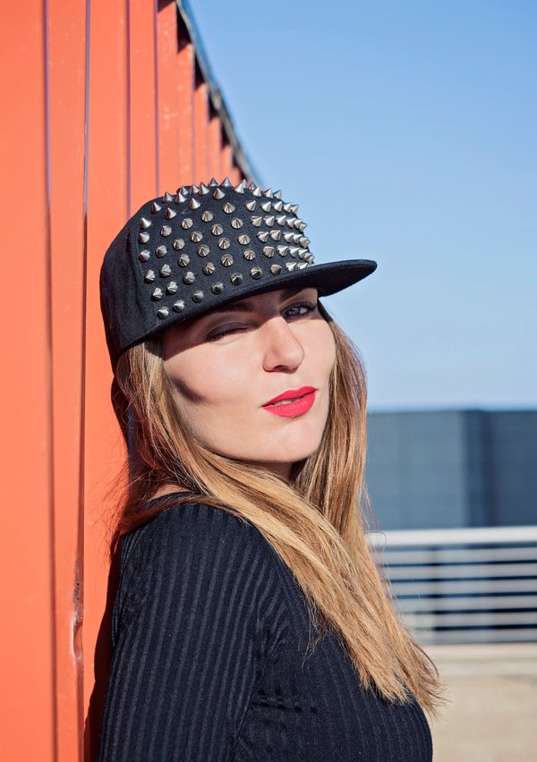 Comment intégrer des chaussures à paillettes dans un look bureau sans être inappropriée?