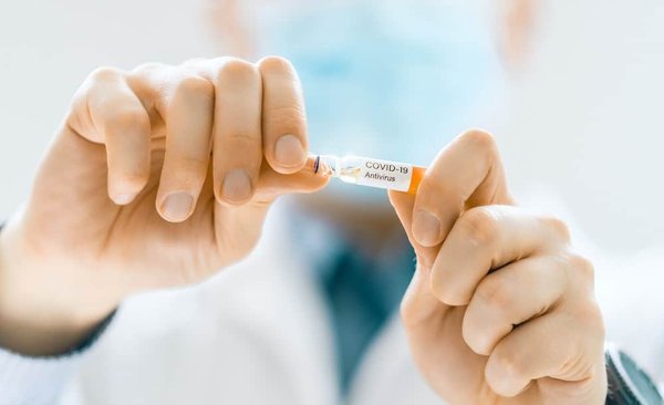 Quels mouvements de yoga recommandés peuvent prévenir les lombalgies chez les professeurs ?