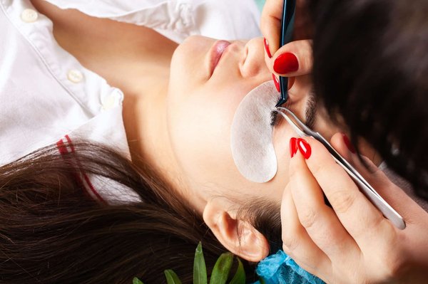 Comment choisir et appliquer des extensions de cils pour un regard envoûtant ?